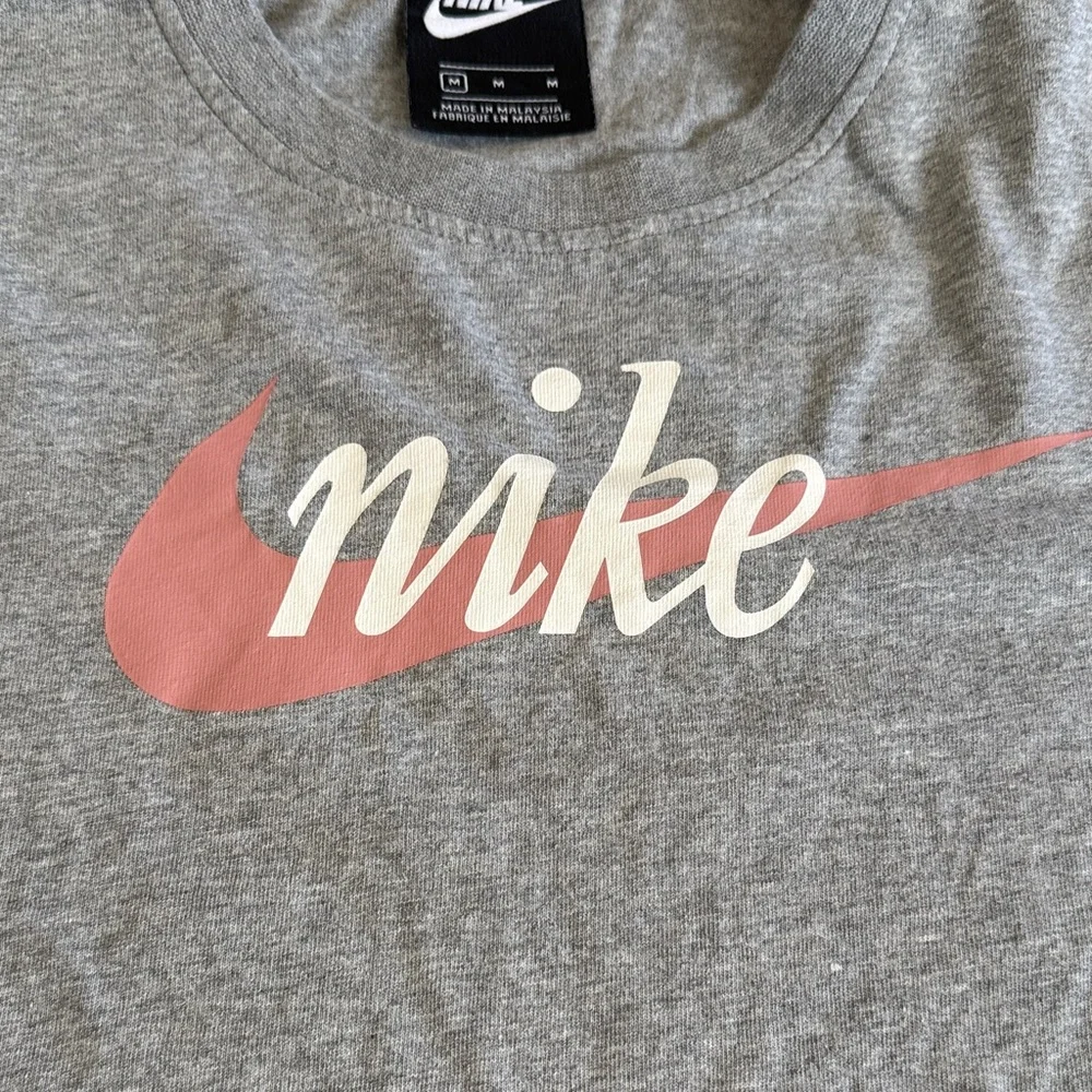 Nike Heather Gray Cropped Tee with Pink Logo Women’s Size M